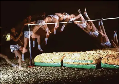  ?? (MICHAEL ROUGIER/THE LIFE PICTURE COLLECTION/GETTY IMAGES) ?? Le saut de Dick Fosbury en 1968, par étapes. Son style, il le peaufine depuis cinq ans.