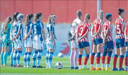  ?? ?? Las jugadoras del Atlético y de la Real Sociedad saltaron al campo la pasada jornada sin la presencia de la árbitra, en huelga.