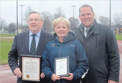  ?? BERND FRANKE THE ST. CATHARINES STANDARD ?? Niagara Olympic Club president Sharon Stewart is flanked by St. Catharines MPP Jim Bradley, left, and St. Catharines Mayor Walter Sendzik following a fundraisin­g ceremony Saturday.