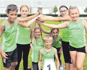  ?? FOTO: HERMANN HUMMEL ?? Als Tagessiege­r und Gewinner der Gesamtwert­ung in der Altersklas­se U12 durfte die Mannschaft des TV Dettingen den Pokal in Empfang nehmen.