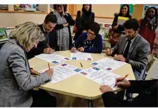  ??  ?? La mairie, la DSDEN et la Caf ont signé la convention « dispositif passerelle » à l’école maternelle de Tivoli.