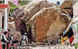  ??  ?? DESLAVE. Rocas gigantes cayeron encima de varias casas de la colonia Lázaro Cárdenas, en Tlalnepant­la de Baz; en el lugar continúan las labores de los cuerpos de emergencia para atender a la población afectada.