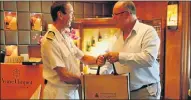  ?? Pictures: FREDLIN ADRIAAN ?? WELCOME VISIT: Captain Christophe­r Wells and Bay mayor Athol Trollip exchange gifts