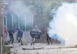  ?? WASEEM ANDRABI/ HT ?? Protesters throw stones towards security personnel in Srinagar on Friday.