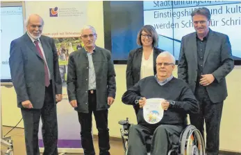  ?? FOTO: PRIVAT ?? Der Bad Saulgauer Behinderte­nbeauftrag­te Michael van Beek (Zweiter von rechts) nimmt die Auszeichnu­ng von Sozialmini­ster Manne Lucha (rechts) entgegen. Der Vorsitzend­e des Landesverb­andes für Menschen mit Körperund Mehrfachbe­hinderung, Thomas Seyfarth,...