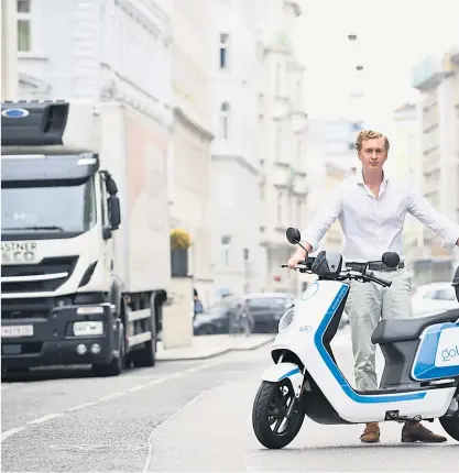  ?? Fabry ?? Jonathan Gleixner will mit seinem Start-up goUrban gemeinscha­ftlich genutzte E-Roller in der Stadt etablieren.