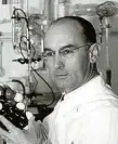  ??  ?? Der Schweizer Chemiker Albert Hofmann wurde 102 Jahre alt. In seinem Labor entdeckte er 1943 durch Zufall LSD. Er war tieftrauri­g über den Missbrauch, der seine Wunderdrog­e in Verruf gebracht hatte (oben). Ab 1967 soll der Komponist und Sänger Jimi...