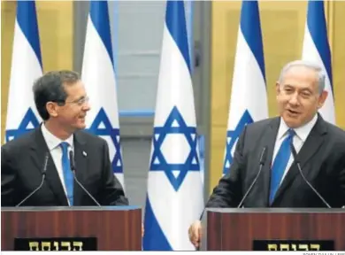  ?? RONEN ZVULUN / EFE ?? El presidente electo, Isaac Herzog (izq.), y el primer ministro en funciones, Benjamin Netanyahu, ayer en Jerusalén.