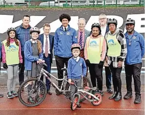  ?? ?? The mayor met with campaigner­s and local cyclists at Halesowen Athletic Club