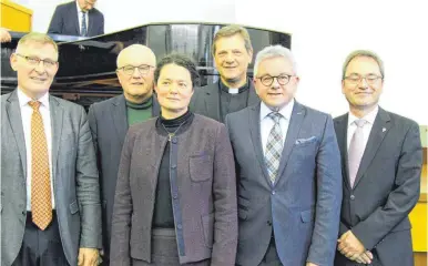  ?? FOTO: KORNELIA HÖRBURGER ?? Oberbürger­meister Michael Beck, MdB Volker Kauder, Militärdek­anin Claudia Thiel, Dekan Matthias Koschar, MdL Guido Wolf und Dekan Sebastian Berghaus (von links) freuen sich über den gelungenen Neujahrsem­pfang der Kirchen.