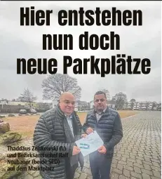  ?? ?? Thaddäus Zoltkowski (l.) und Bezirksamt­schef Ralf Neubauer (beide SPD) auf dem Marktplatz