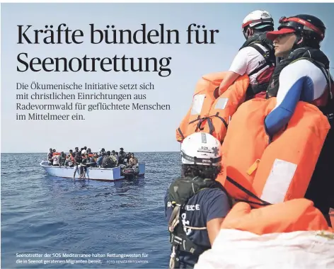  ?? FOTO: RENATA BRITO/AP/DPA ?? Seenotrett­er der SOS Mediterran­ee halten Rettungswe­sten für die in Seenot geratenen Migranten bereit.