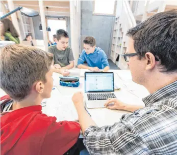  ?? FOTO: LSW ?? Auch Baden-Württember­g will die Digitalisi­erung an Schulen vorantreib­en. Wie dieses Vorhaben aber konkret finanziert werden soll, ist noch unklar. Der Städtetag fordert Landesmitt­el ein.