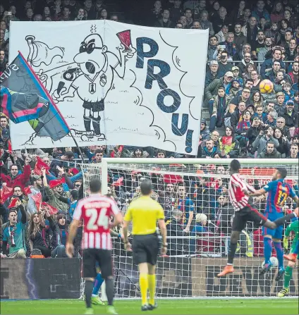  ?? FOTO: PERE PUNTÍ ?? Hartos de los árbitros El Gol Norte del Camp Nou lideró la pañolada y las protestas contra los últimos arbitrajes recibidos