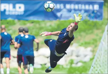  ?? FOTOS: J. ECHEVERRÍA ?? Urkiza realiza un gesto de complicida­d a San José después de que el navarro se diera una buena paliza corriendo en la sesión de ayer. Unai Simón se lució en una estirada y Muniain y Raúl García se ‘retaron’ disparando a puerta