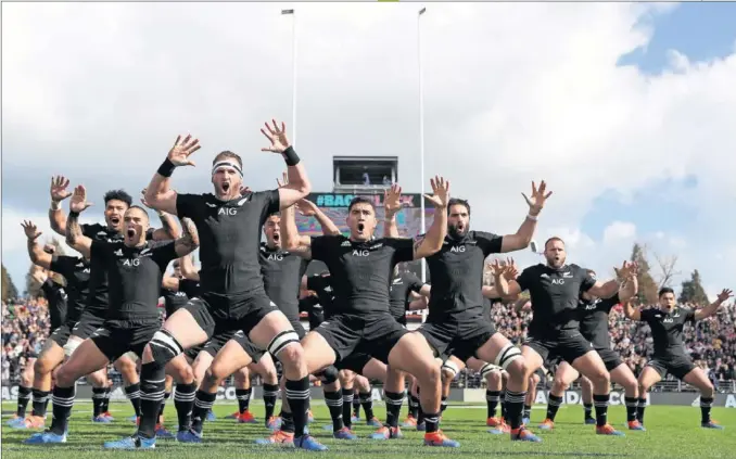  ??  ?? HAKA. Kieran Read, en primer plano, ejerce de punta de lanza en una haka, la danza de guerra maorí que los All Blacks emplean antes de los partidos para atemorizar a sus rivales.