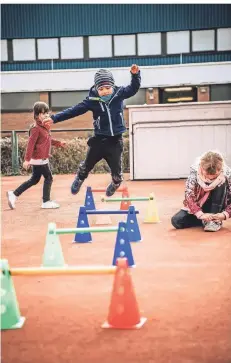  ?? FOTO: ANDREAS ENDERMANN ?? Niklas (5) entdeckte am Samstag im Sportpark Niederheid wie so ein Hürdenlauf im Kleinforma­t eigentlich geht.