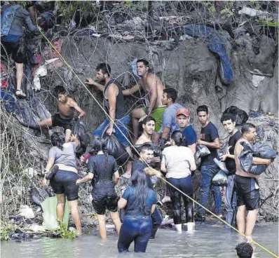  ?? Alfredo Estrella / AFP ?? Un grup de migrants creuen el Río Bravo des de Mèxic cap als EUA.