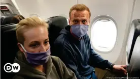  ??  ?? Alexej Nawalny mit seiner Frau Julia im Flugzeug
