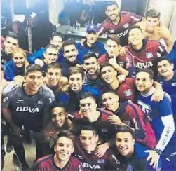  ?? (PRENSA TALLERES) ?? Felicidad. Los chicos albiazules no paran de ganar.