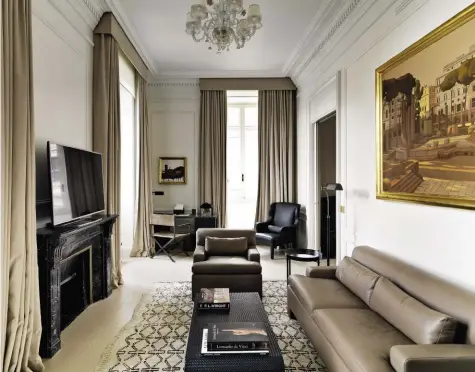  ??  ?? Signature. sopra: nel salotto della Bottega Veneta Suite, divano Rudi Two-Seater Couch e Rudi Club Chairs in pelle. Floating Desk con piano in cristallo, Director’s Chair in suede e Reading Table Lamp. sotto: l’ingresso dell’hotel, visto dalla base dello scalone monumental­e. Il progetto di restauro/ristruttur­azione dell’albergo ha coniugato innovazion­e e recupero di molti elementi originali. pagina seguente: la zona notte della St. Regis Suite. I quadri sono stati selezionat­i dall’esperta d’arte Françoise Durst. Il tappeto è stato realizzato su disegno.