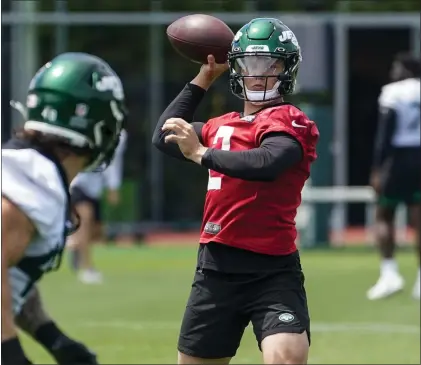  ?? JOHN MINCHILLO — THE ASSOCIATED PRESS ?? Jets quarterbac­k Zach Wilson takes part in drills at the team’s practice facility in Florham Park. Wilson knows he has to improve on his rookie season.