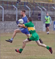  ??  ?? Paul O’Brien from St Pat’s gets out in front of Shane McAllister.