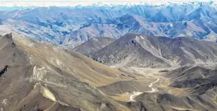  ??  ?? High country . . . The Lindis Pass, with part of Dunstan Downs on the left.