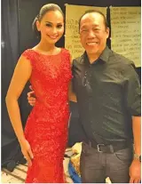  ??  ?? The eighth Reyna ng Aliwan winner from Cebu with Sinulog Foundation Inc. executive director Ricky Ballestero­s.