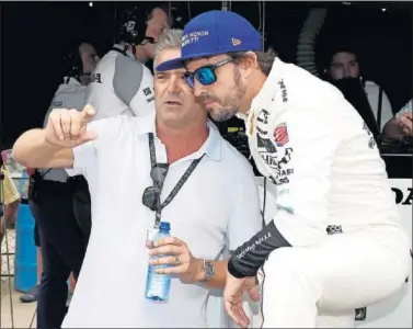  ??  ?? BIEN ASESORADO. Fernando Alonso escucha a uno de sus consejeros en la Indy, el brasileño Gil de Ferran.