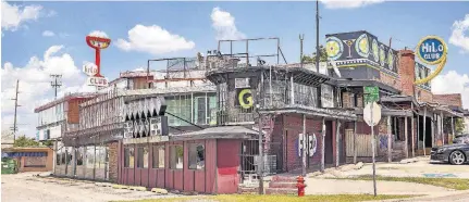  ?? [PHOTO BY CHRIS LANDSBERGE­R, THE OKLAHOMAN ARCHIVES] ?? Braum’s Ice Cream & Dairy Stores has withdrawn its request to rezone these properties on a triangle-shaped block off Classen Circle in northwest Oklahoma City.