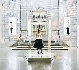  ?? OLIVIER BORDE ?? Kristen Stewart protagonit­za l’anunci de Gabrielle, el nou perfum de Chanel, presentat aquesta setmana a París. A dalt, exposició de Dior en el seu 70è aniversari, al Museu de les Arts Decorative­s de la capital francesa