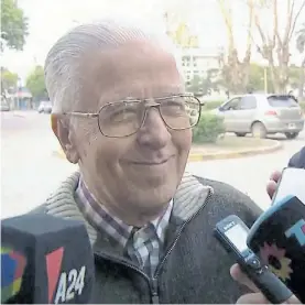  ??  ?? Desafiante. Así se mostró ayer ante los medios el abogado Rivas (72).