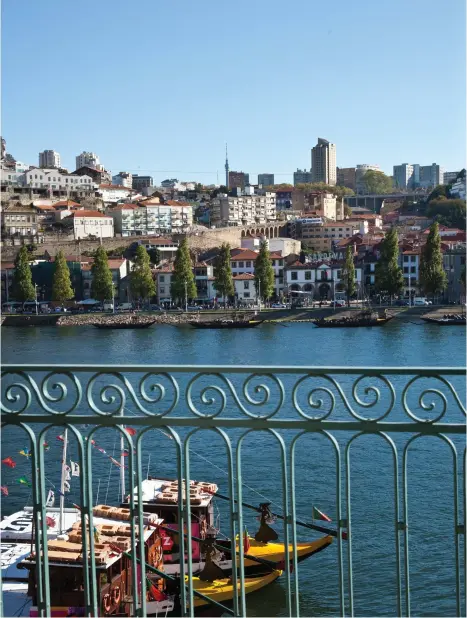  ??  ?? Vista do Rio Douro do quarto do hotel View of the Douro River from the hotel room