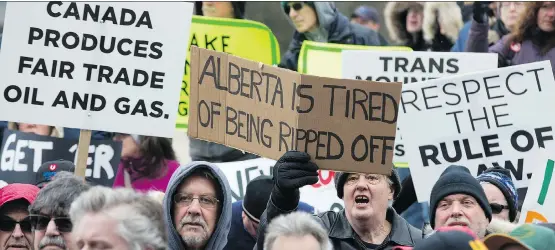  ?? DAVID BLOOM ?? Supporters of the Trans Mountain pipeline expansion protest outside the legislatur­e in Edmonton on Thursday where politician­s of all stripes gave speeches.