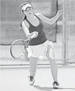  ?? DAVID KADLUBOWSK­I/AZCENTRAL SPORTS ?? Xavier’s Madison Clarke beat Mountain View’s Anya Lamoreax in first singles and led a doubles team en route to Xavier’s fourth consecutiv­e state championsh­ip on Saturday.