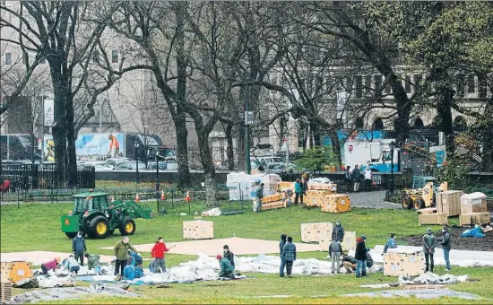  ?? KENA BETANCUR / AFP ?? Instalació­n ayer de un centro médico de campaña del hospital Mount Sinai West en el vecino Central Park de Nueva York