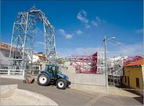  ??  ?? Torre que caiu sobre habitações deve começar hoje a ser desmantela­da