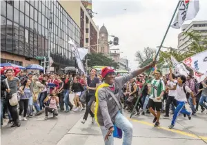  ?? FOTO ?? Miles de estudiante­s se tomaron algunas calles del Centro de Medellín. La manifestac­ión transcurri­ó en calma.