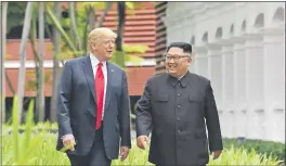  ??  ?? Donald Trump (i) y Kim Jong Un, durante su encuentro en Singapur, en junio de este año, donde trataron el desarme norcoreano.