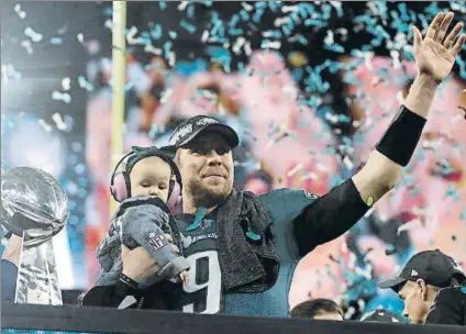  ??  ?? Arriba, Nick Foles con su hija tras ser designado MVP de la Super Bowl. Abajo a la izquierda, Foles recibe la felicitaci­ón del lesionado quarterbac­k titular de los Eagles, Carson Wentz. Abajo a la derecha, Foles anota un touchdown en la final justo...