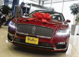  ?? Jeff Yip photos ?? The Continenta­l is back for 2017 with dramatic new styling inside and out. Lincoln’s flagship can be equipped with an audiophile-grade entertainm­ent system, massaging seats and up to 400 horsepower. As for the big red hood ornament, you’ll need to talk...