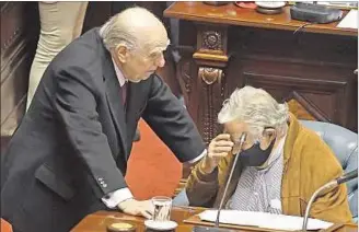 ??  ?? RENUNCIAN. Sanguinett­i y Mujica acordaron irse del Senado hoy; se espera que digan unas palabras.