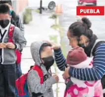  ?? IVAN VENEGAS/EL SOL DE PUEBLA ?? Padres de familia despiden a sus hijos antes del ingreso a las aulas en el primer día de clases