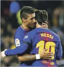  ?? AP ?? Acción. Lionel Messi es felicitado luego de marcar su gol en la victoria del Barcelona.