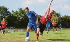  ?? Foto: Izsó ?? Größtentei­ls durch eine Rote Karte in Unterzahl spielend unterlag Kaisheim (mit Christophe­r Kitzinger, in Blau) dem FSV Buchdorf (mit Richard Eidner).