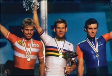  ?? FOTO: PEER PEDERSEN ?? Hans-Henrik Ørsted vandt guld i forfølgels­esløb ved VM i cykling i Wien 1987. Rivalen Jesper Worre (tv.) måtte nøjes med sølv. Bronzen gik til briten Tony Doyle.