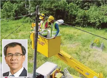  ??  ?? Tenaga Nasional Bhd workers installing a lamp post in Baling, Kedah, recently. (Inset) TNB chief corporate officer Datuk Roslan Ab Rahman says selected papers will be presented at the
Conference of the Electric Power Supply Industry’s technical...