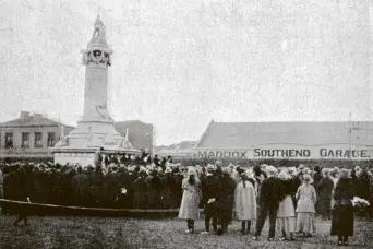  ?? COPIES OF PICTURE AVAILABLE FROM ODT FRONT OFFICE, LOWER STUART ST, OR WWW.OTAGOIMAGE­S.CO.NZ ?? Service at the Oval, Dunedin to mark the anniversar­y of the end of the Boer War. — Otago Witness, 19.6.1923