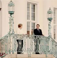  ??  ?? Di nuovo insieme.
Angela Merkel ed Emmanuel Macron ieri a Meseberg
REUTERS